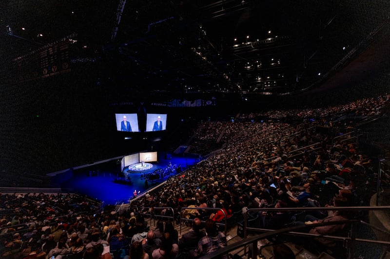 Élder Paul V. Johnson, da Presidência dos Setenta, discursa durante um devocional no campus da BYU em 14 de março de 2023.