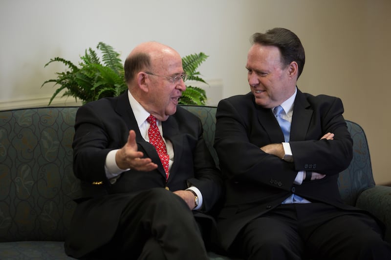 O ex-procurador-geral de Nova York, Robert Abrams, visita o Élder David L. Buckner da Setenta no Centro Humanitário em 13 de março de 2018.