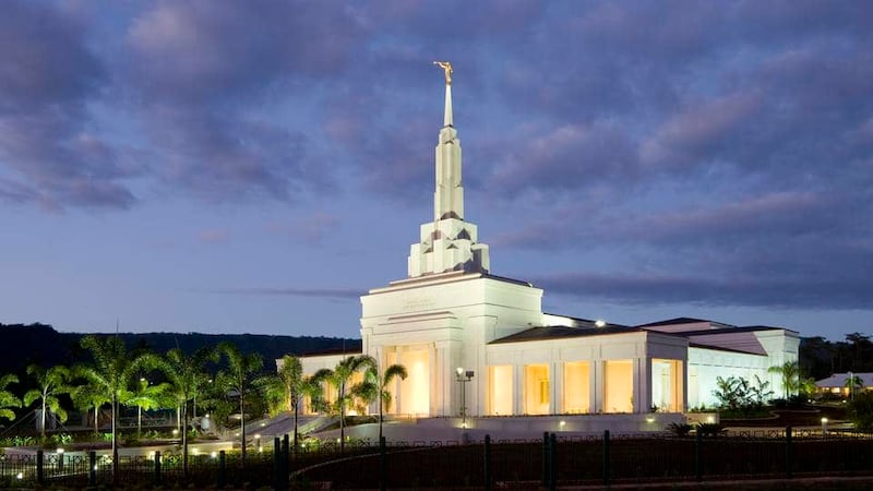 O Templo de Apia Samoa após o pôr do sol.