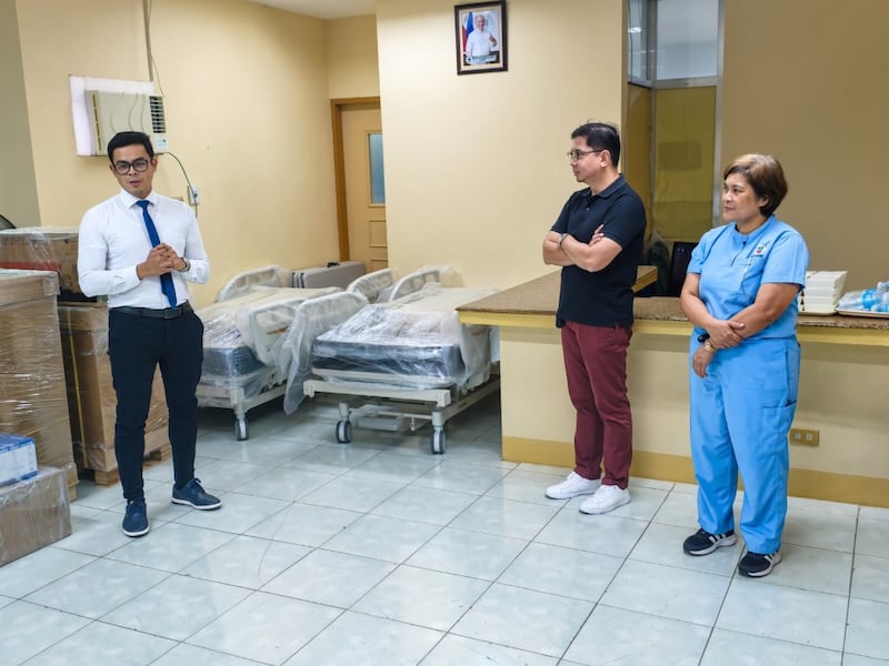Um presidente da estaca e dois membros da equipe do hospital durante a doação oficial de equipamentos médicos em San Pablo City, Filipinas, 2 de setembro de 2026.