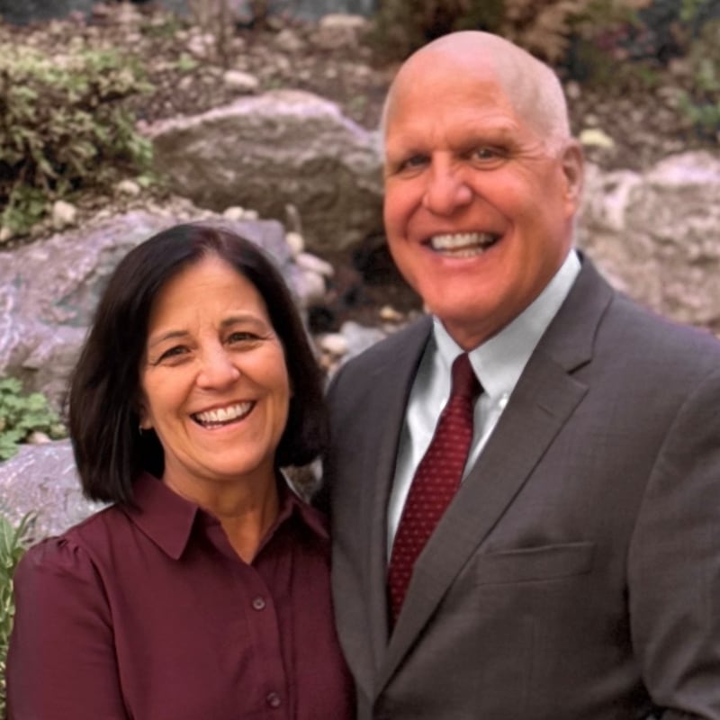 Jeffrey H. Winter e Paige A. Winter, que servirão como presidente e companheira da Missão Filipinas Quezon City North a partir de julho de 2026.