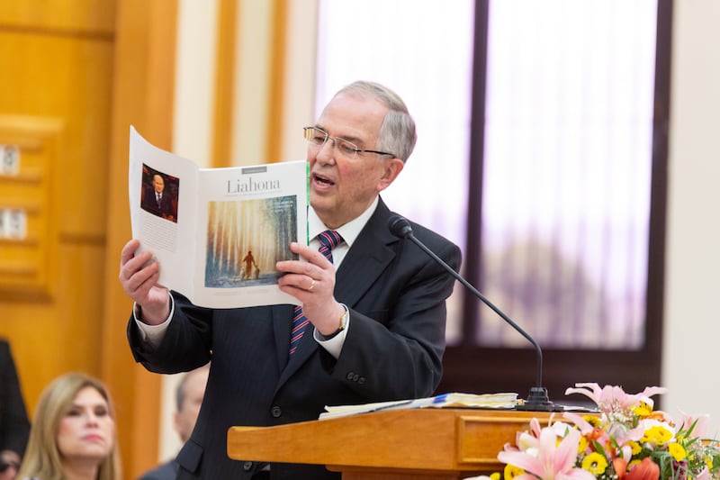 Élder Neil L. Andersen, do Quórum dos Doze Apóstolos, lê um ensinamento de Presidente Russell M. Nelson publicado na Liahona, durante uma conferência multiestacas especial em Recife, Brasil, no domingo, 5 de março de 2023.