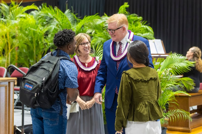 Presidente interino da BYU–Hawaii, Presidente R. Kelly Haws, e sua esposa, Sister Nancy Haws, cumprimentam os estudantes após o primeiro devocional do semestre no campus, realizado no Cannon Activities Center em 13 de janeiro de 2026, em Laie, Hawaii.