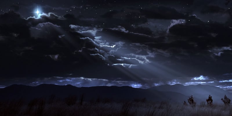 Os Sábios viajando à noite em camelos seguem uma estrela para visitar Jesus nesta cena da série "Bible Videos."