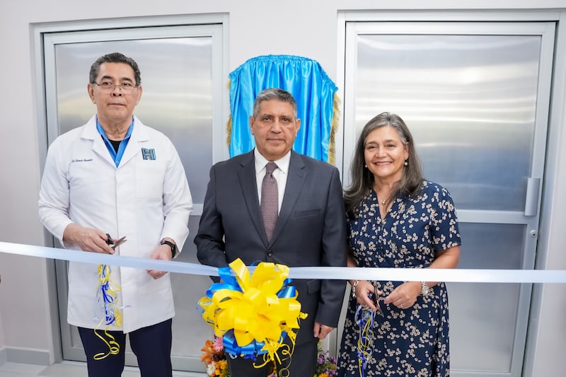 Um funcionário do hospital junta-se ao Élder Patricio M. Giuffra e à Irmã María Eugenia Giuffra no corte da fita de uma nova clínica para mulheres em Manágua, Nicarágua, em 4 de setembro de 2026.
