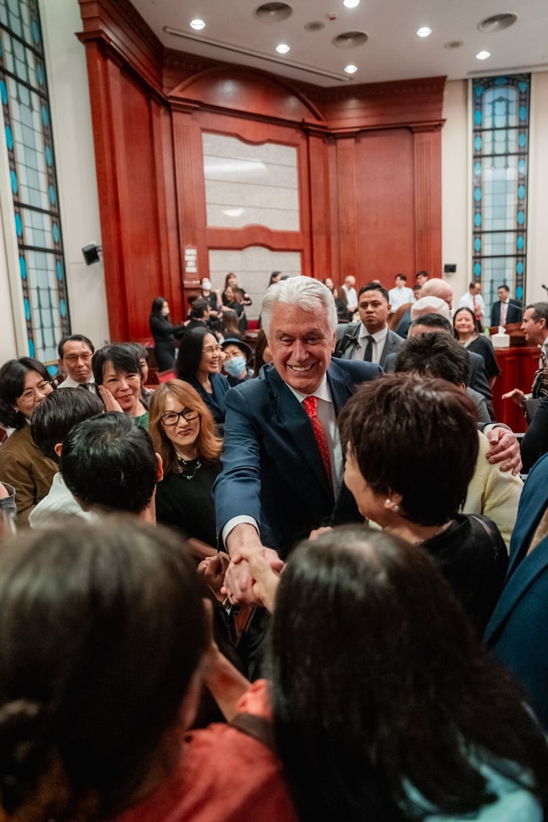 Élder Dieter Uchtdorf interage com membros de Hong Kong e Macau.