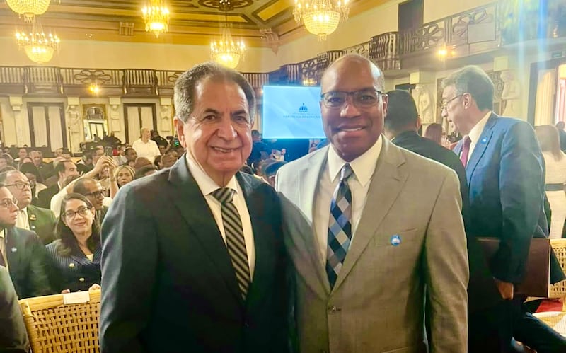 Élder Ahmad S. Corbitt, um Setenta Autoridade Geral e membro da presidência da Área do Caribe, à direita, está com o Pastor Milcíades Franjul, diretor do Escritório de Ligação Cristã ao Poder Executivo, em um evento interconfessional nacional de oração e ação de graças realizado em 7 de setembro de 2026, no Salão das Cariátides no Palácio Nacional em Santo Domingo, República Dominicana.