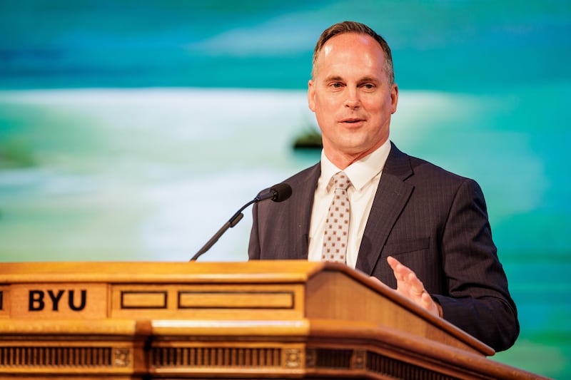O irmão Sean R. Dixon, segundo conselheiro da presidência geral dos Rapazes, fala durante o devocional do campus da BYU no Marriott Center em Provo, Utah, na terça-feira, 17 de março de 2026.