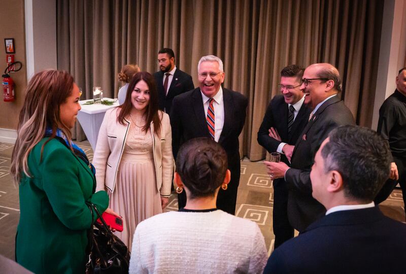 Elder Rubén V. Alliaud, presidente da Área Europa Central, e sua esposa, Sister Fabiana Alliaud cumprimentam os convidados em Genebra, Suíça, em dez. 2025.