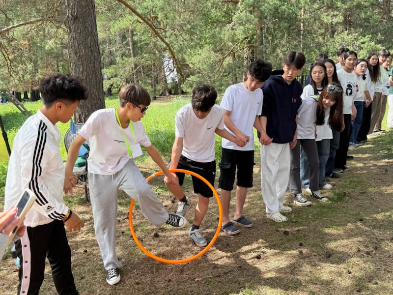 Jovens participam de jogos com os membros dos seus grupos em uma Conferência Para a Força da Juventude de 28 de junho a 3 de julho de 2026, perto de Ulaanbaatar, Mongólia.