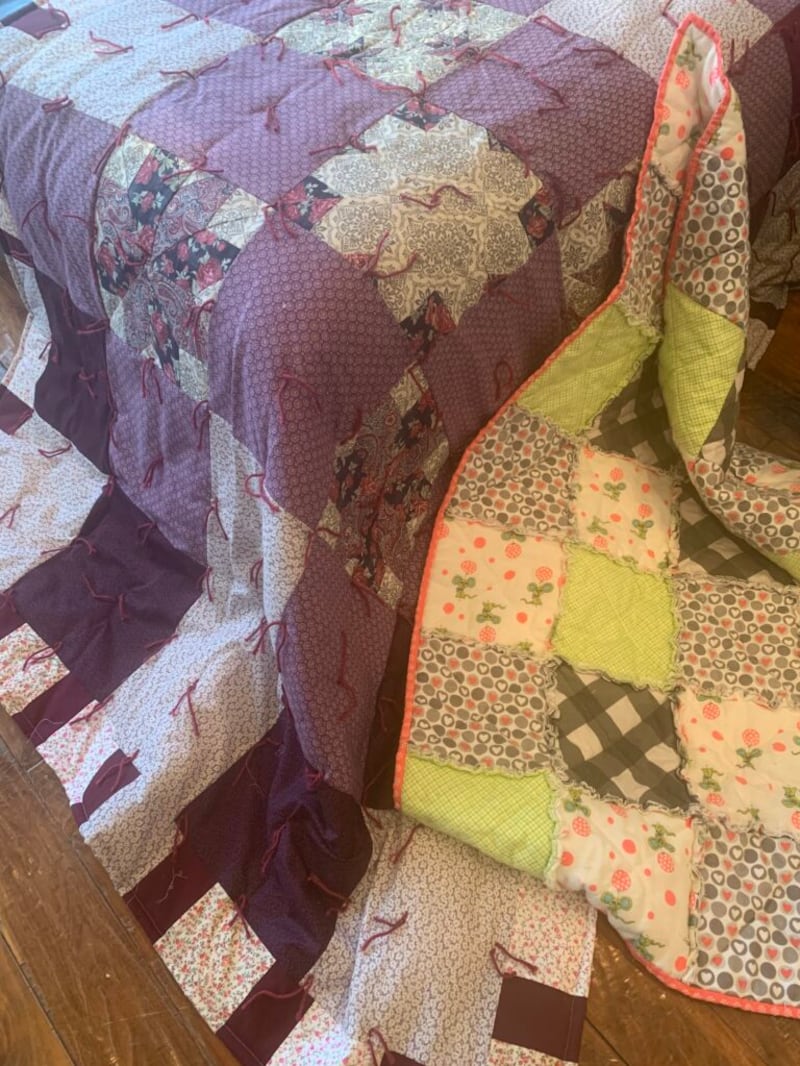 Duas das colchas que foram feitas como parte de um projeto do ServirAgora em conjunto com a Vernal Christian Women’s Conference em março de 2022.