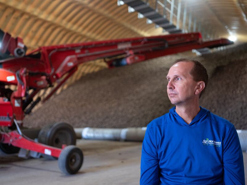 Blaine Meek, o gerente geral da AgriNorthwest, no estado de Washington, senta-se em um galpão de produtos.