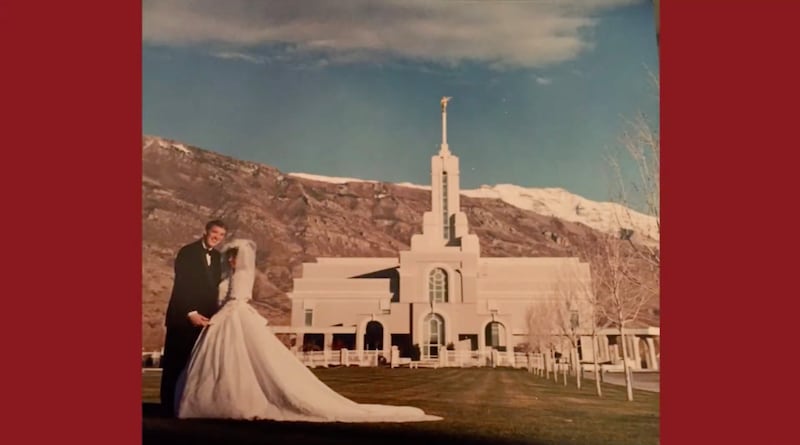 Uma foto de Lee e Ruth Hall no dia de seu casamento, em dezembro de 1998, é mostrada em um slide durante o devocional da BYU–Havaí com Élder Taniela B. Wakolo, Setenta Autoridade Geral, em 20 de setembro de 2022.