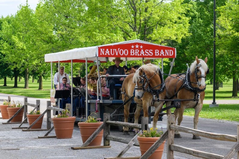 A Nauvoo Brass Band se apresenta na histórica Nauvoo, Illinois.