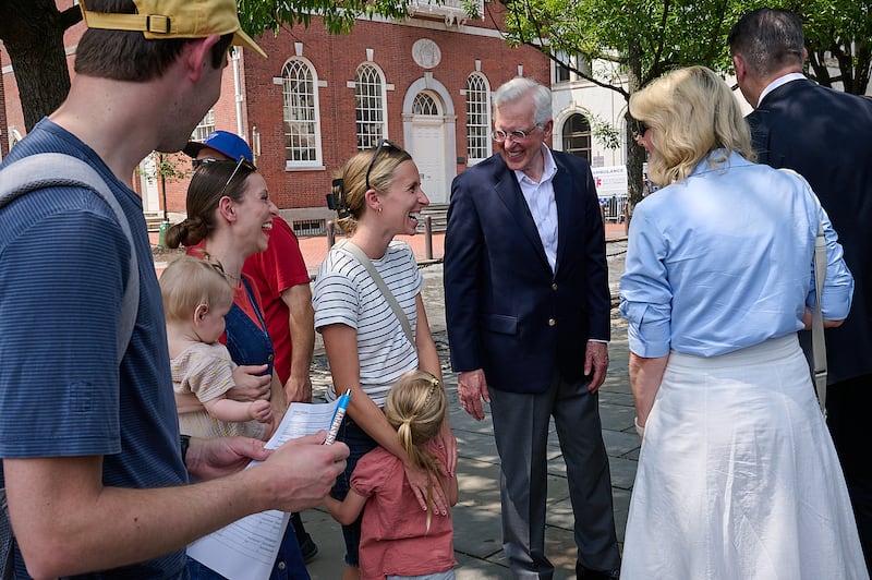 Presidente D. Todd Christofferson, segundo conselheiro da Primeira Presidência, cumprimenta participantes ao visitar locais históricos da Filadélfia, Pensilvânia, incluindo o Sino da Liberdade e o Independence Hall, na sexta-feira, 12 de junho de 2026.
