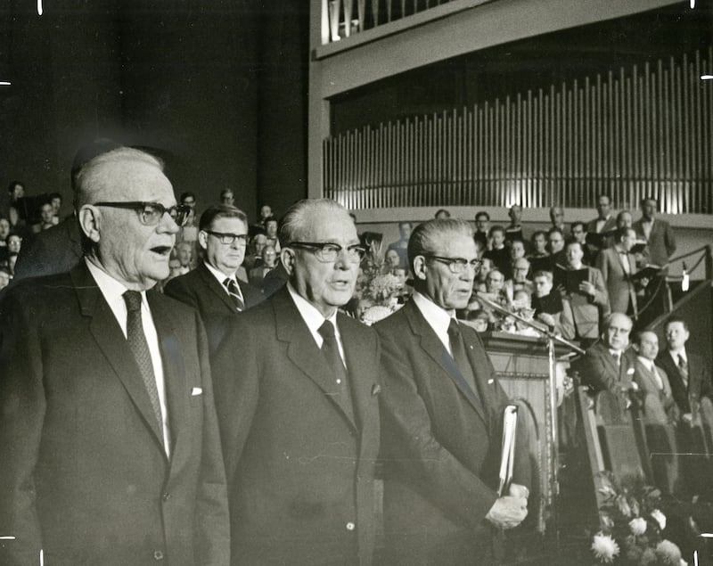 Presidente Harold B. Lee, ao centro, com os conselheiros, Presidente Marion G. Romney, à esquerda, e Presidente N. Eldon Tanner, na Conferência Geral de Área para o México e América Central, realizada no Auditório Nacional na Cidade do México, México, de 25-27 de agosto de 1972.