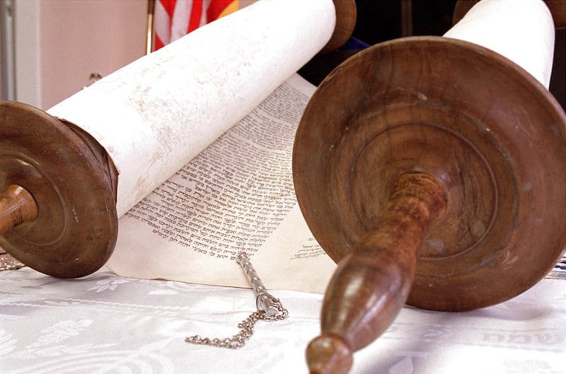 A Torá escrita contém os Cinco Livros de Moisés, os Profetas e os Escritos, diz o Rabino Benny Zipple de Chabad Lubavitch.