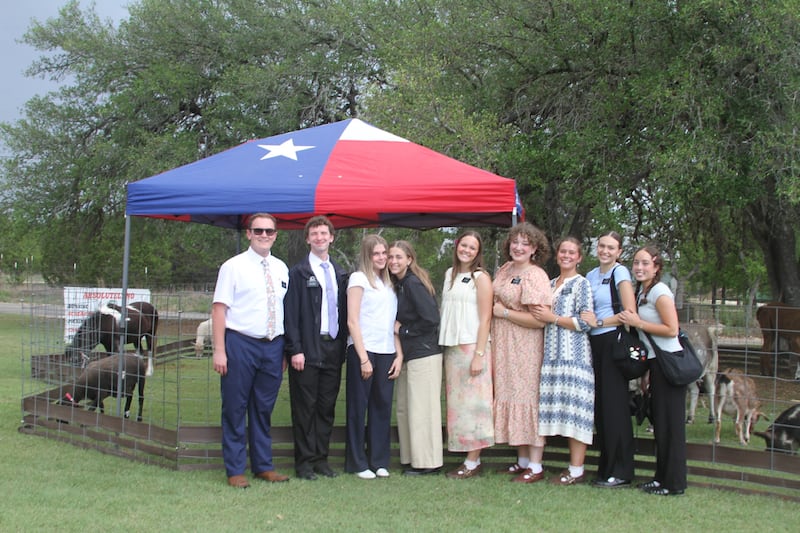 Missionários posam do lado de fora da "Fiesta 2026" em San Antonio, Texas, em 11 de abril de 2026. Missionários ajudaram no estacionamento, serviram comida e receberam os convidados do evento.