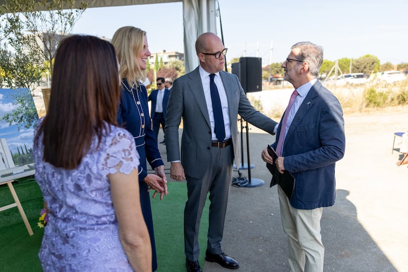 Élder James W. McConkie III — um Setenta Autoridade Geral e membro da presidência da Área Europa Central — e sua esposa, Irmã Laurel McConkie, ao centro, conversam com Josep Maria Vallès, prefeito de Sant Cugat del Vallès, à direita, na cerimônia de abertura do Templo de Barcelona Espanha no sábado, 19 de setembro de 2026, em Barcelona, Catalunha, Espanha.