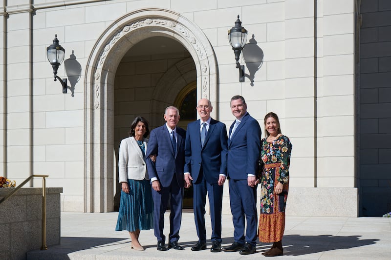 Presidente Henry B. Eyring está em pé diante do Templo de Montpelier Idaho entre os Setenta Autoridade Geral Élder Steven R. Bangerter, à esquerda, e Élder Ricardo P. Giménez, à direita, e suas esposas, Irmã Susan A. Bangerter e Irmã Catherine Giménez, respectivamente.