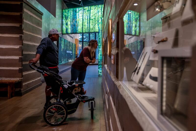 David e Meghan Hernandez, e seu filho de 4 meses, Jacob, de Ft. Worth, Texas, visitam o Museu de História da Igreja em Salt Lake City na segunda-feira, 2 de agosto de 2021. O museu foi reaberto ao público na segunda-feira após um longo fechamento, devido à COVID-19.