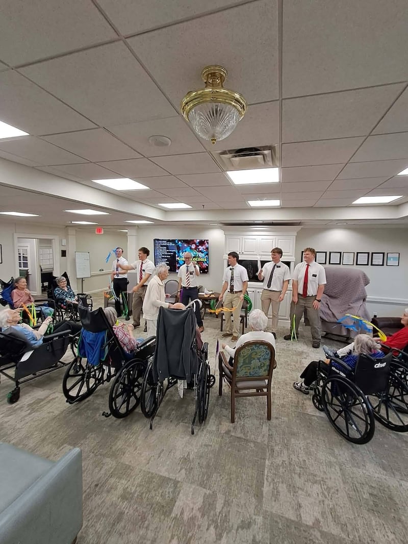Missionários da Missão Baton Rouge na Louisiana prestam serviço em 4 de julho de 2026. Mais de 150 missionários da Louisiana celebraram o 250º aniversário da América com 250 horas de serviço comunitário e 250 convites para adorar.