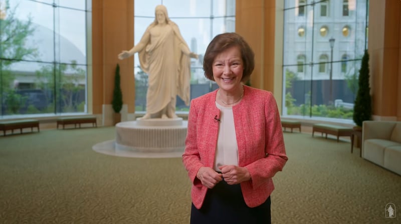 A Presidenta Geral da Primária Susan H. Porter compartilha seu testemunho do novo Centro de Visitantes da Praça do Templo em um vídeo intitulado "Nunca Sozinha em Jesus Cristo". O vídeo foi lançado pela Igreja em 28 de junho de 2026.