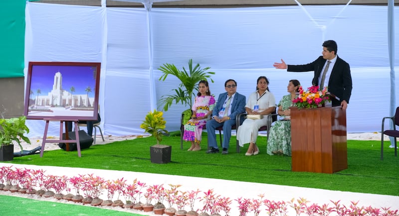 Élder Sandino Román fala durante a cerimônia de inauguração do Templo de Iquitos, Peru.