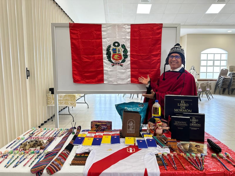 Um membro da Estaca Samborondón Equador está pronto para ensinar as crianças da Primária sobre os costumes peruanos na atividade do mini centro de treinamento missionário da estaca em Guayaquil, Equador, 21 de fevereiro de 2026.