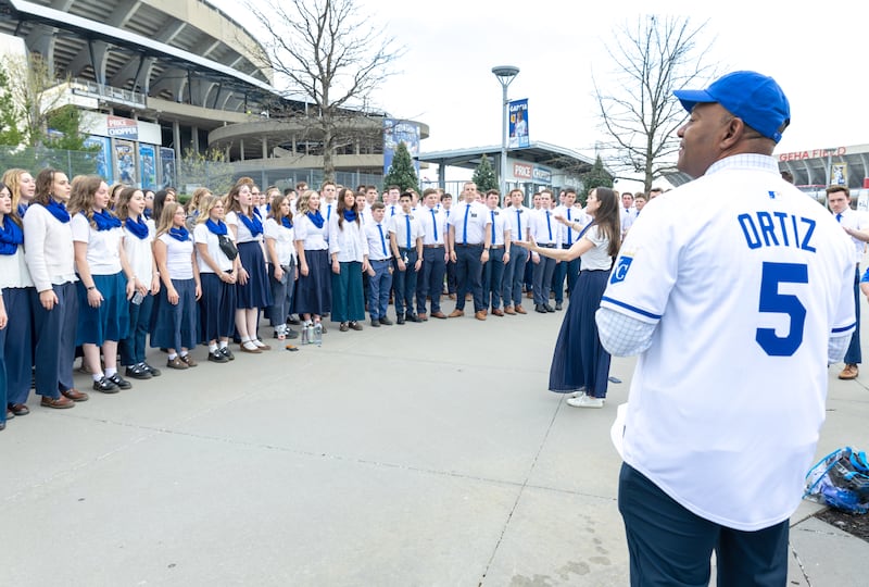 Elder G. Michael Ortiz, Autoridade da Área, ouve missionários da Missão Missouri Independence aquecerem-se antes do jogo do Kansas City Royals em Kansas City, Missouri, quinta-feira, 9 de abril de 2026.