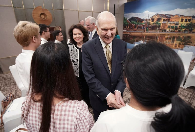 Presidente Russell M. Nelson, de A Igreja de Jesus Cristo dos Santos dos Últimos Dias, e sua esposa, irmã Wendy Nelson, encontraram-se com jovens na Cidade de Ho Chi Minh, Vietnã, no dia 18 de novembro, 2019.
