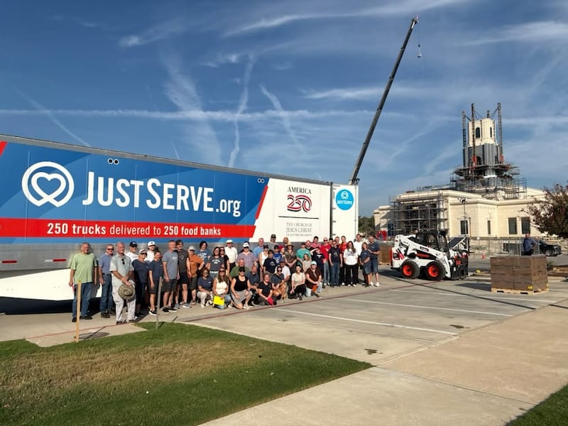 Voluntários de A Igreja de Jesus Cristo dos Santos dos Últimos Dias posam para uma foto fora do Templo do Texas em Austin em construção enquanto descarregam 40 mil quilos de alimentos doados pela Igreja para ir aos bancos de alimentos locais em Cedar Park, Texas, na quarta-feira, 23 de setembro de 2026.