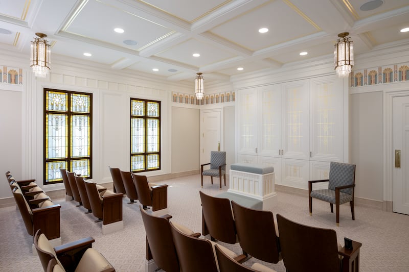 Uma sala de instrução dentro do Templo de Wichita, Kansas.