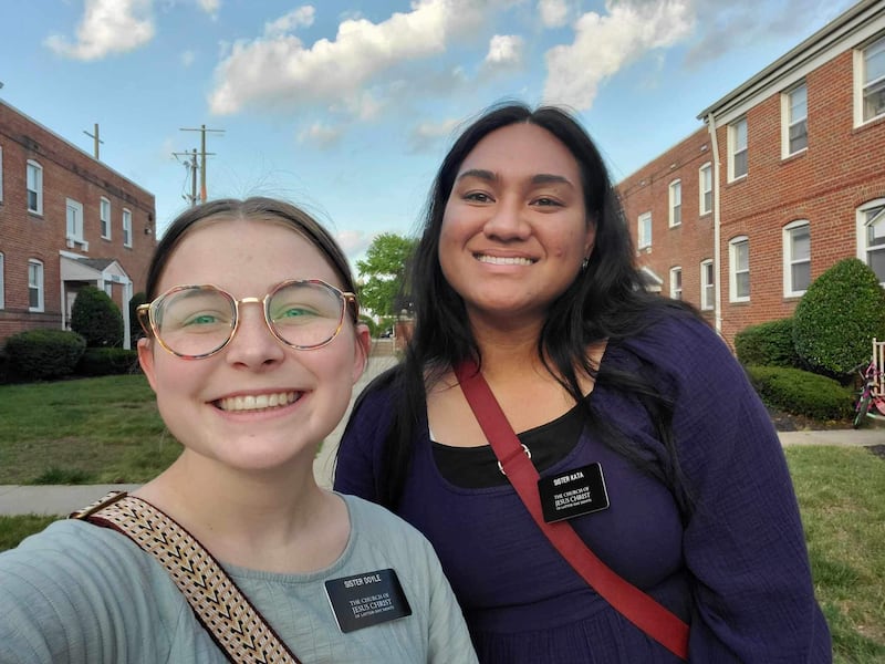 Síster Lily Doyle, à esquerda, e a síster Sela Kata, à direita, da Missão Washington D.C. Norte, tiram uma selfie na primavera de 2023, quando serviram como companheiras em Silver Springs, Maryland.