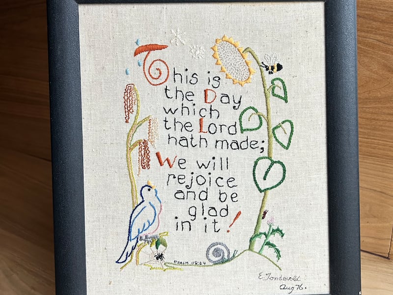 Bordado dado a Fred e Vicki Voros para seu casamento em 1976 inclui as palavras do Salmo 118:24.