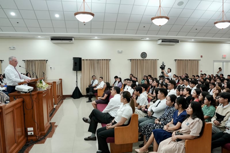 Elder Ulisses Soares do Quórum dos Doze Apóstolos fala durante o devocional para jovens adultos em Cebu, Filipinas, em 16 de maio de 2026.