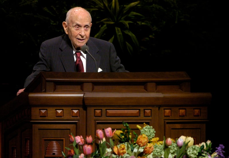 Élder David B. Haight discursa durante a sessão da manhã de sábado da 174ª Conferência Geral Anual, no Centro de Conferências no sábado, 3 de abril de 2004.
