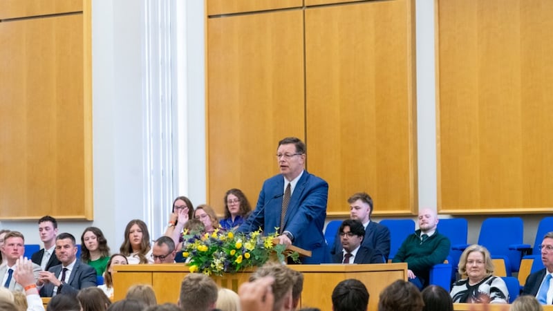 Elder Clark G. Gilbert, do Quórum dos Doze Apóstolos, ensina jovens adultos no domingo, 31 de maio de 2026, durante a Conferência de Jovens Adultos Um por Um de A Igreja de Jesus Cristo dos Santos dos Últimos Dias realizada em Lancashire, Inglaterra.