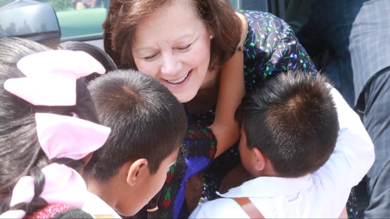 Crianças abraçam a Presidente Susan H. Porter durante seu ministério em Chenalhó, Chiapas, México, em maio de 2026.