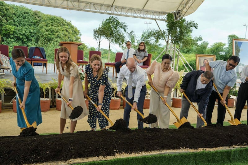 Élder Steven D. Shumway — um Setenta Autoridade Geral e membro da presidência da Área das Filipinas, quarto à esquerda — e sua esposa, Irmã Heidi Shumway, terceira à esquerda, são acompanhados pela prefeita de Naga City, Maria Leonor "Leni" Robredo, quinta à esquerda, e outros convidados para lançar a pedra fundamental do Templo de Naga nas Filipinas em 8 de agosto de 2026, em Naga City, Filipinas.