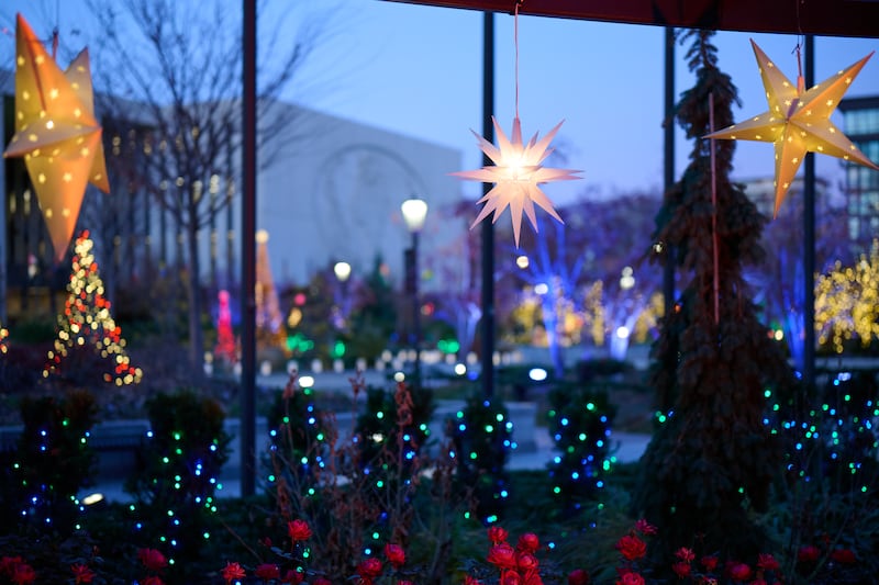 Luzes e decorações de Natal exibidas na Praça do Templo em Salt Lake City, Utah, na segunda-feira, 24 de novembro de 2025.