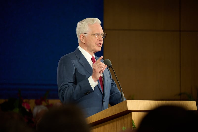 O presidente D. Todd Christofferson, segundo conselheiro na Primeira Presidência, discursa no Seminário para Novos Líderes de Missão de 2026 no Centro de Treinamento Missionário de Provo, em Provo, Utah, em 19 de junho de 2026.