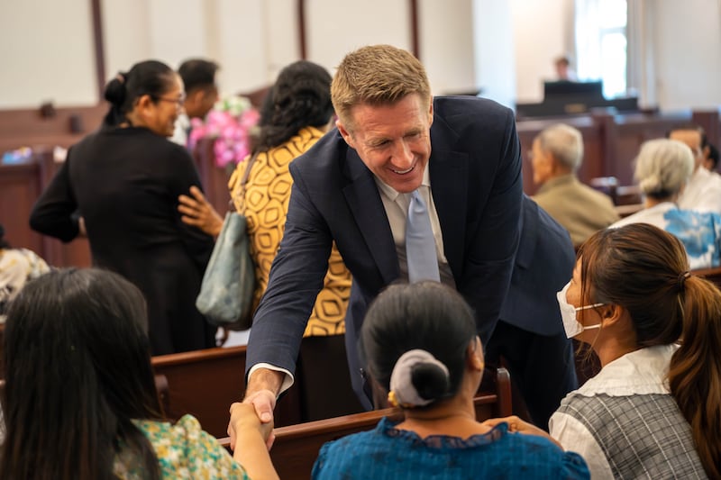 O Presidente Geral dos Rapazes Timothy L. Farnes cumprimenta os jovens antes de um devocional no Camboja durante uma designação de ministério em países da Ásia em maio de 2026.