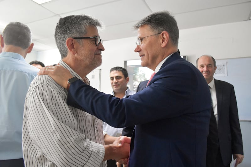 O Bispo Sean Douglas, segundo conselheiro do Bispado Presidente, aperta a mão de um funcionário do hospital após a Igreja ter doado equipamentos médicos para um hospital em Belén de Escobar, Província de Buenos Aires, Argentina, em 14 de fevereiro de 2026.