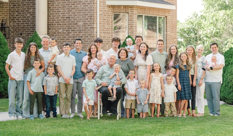 Shawna Edwards — compositora de "The Miracle," uma nova adição a Hymns for Home and Church — sorri para uma foto com sua família estendida em Alpine, Utah, em junho de 2025.
