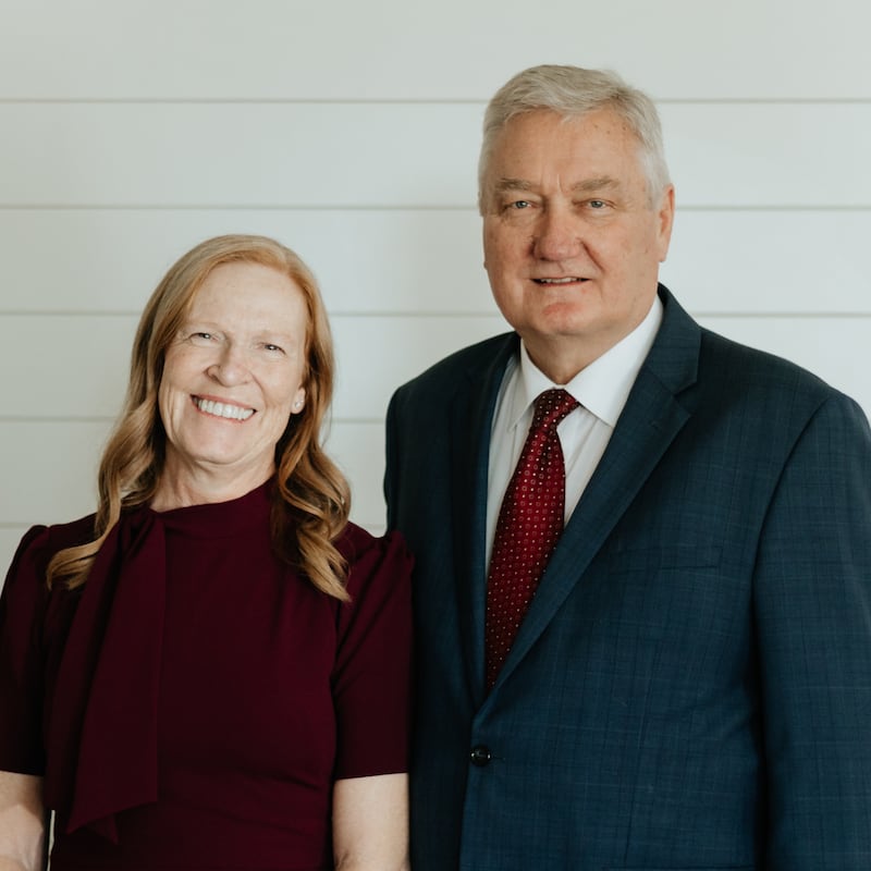 Daniel Dyreng Gagon e Cindy Gagon, que servirão como presidente e matrona do Templo de Orem Utah a partir de setembro de 2026.