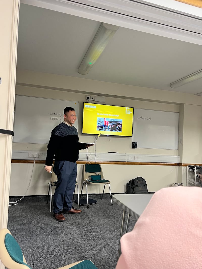 Eric Lam ensina inglês no prédio da Ala Bournemouth na Estaca de Southampton, Inglaterra, na terça-feira, 14 de julho de 2026.