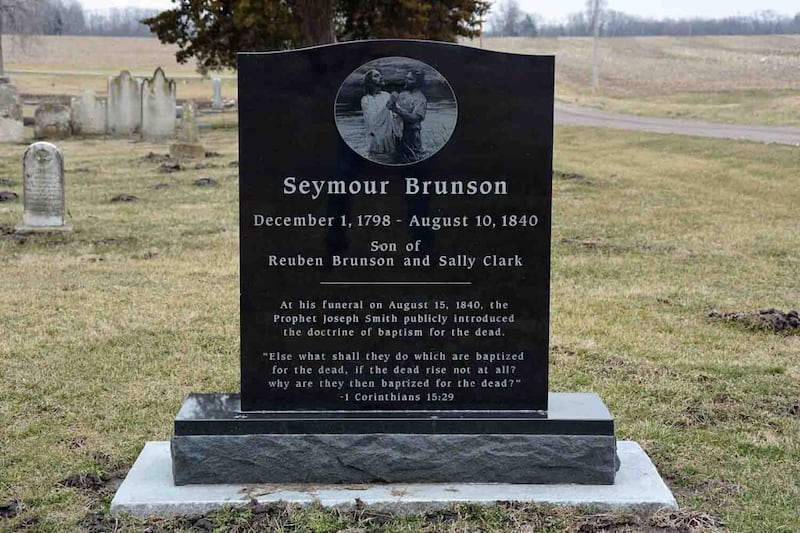 A lápide de Seymour Brunson (1798-1840) em Nauvoo, Illinois, fotografada em 2018. Foi em seu funeral em agosto de 1840 que o Profeta Joseph Smith introduziu a prática do batismo pelos mortos.