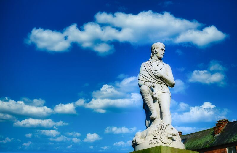 Estátua de Robert Burns em Dumfries, Escócia.