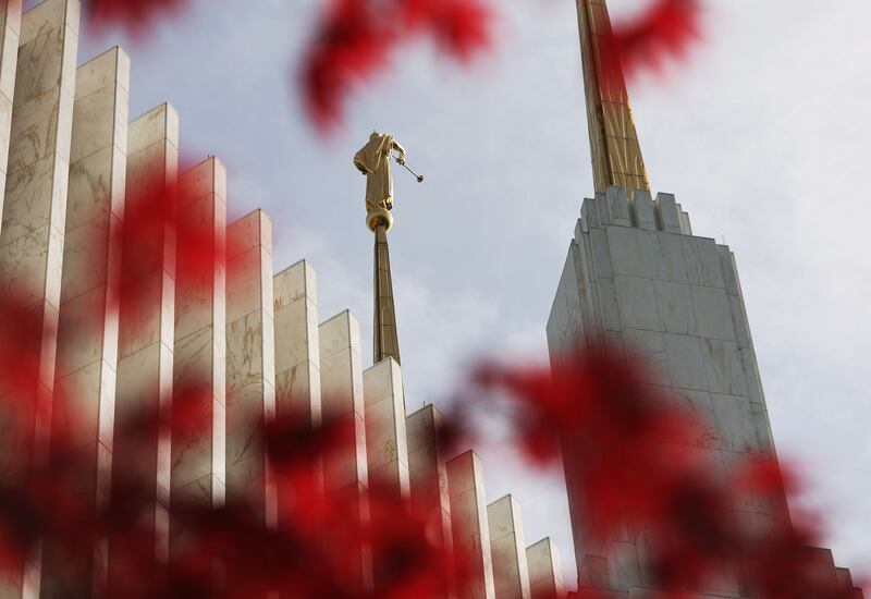 Árvores coloridas são vistas ao redor do Templo de Washington D.C. de A Igreja de Jesus Cristo dos Santos dos Últimos Dias em Kensington, Maryland, na sexta-feira, 22 de abril de 2022.